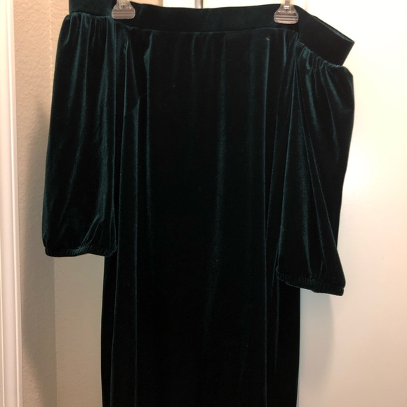 Vince Camuto Dresses & Skirts - Velvet off the shoulder dress
